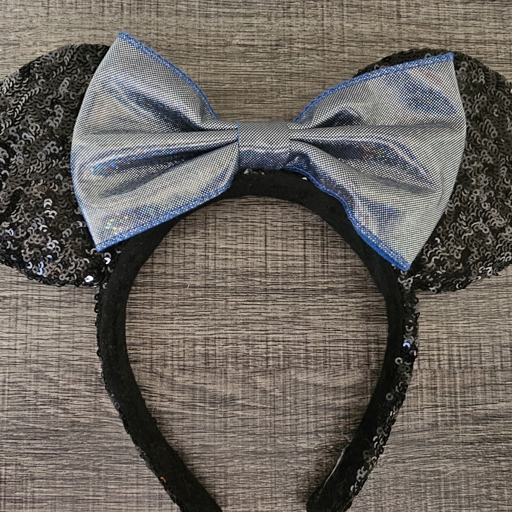 DISNEY Minnie Mouse B lack and Silver Sequin Hat with Bow